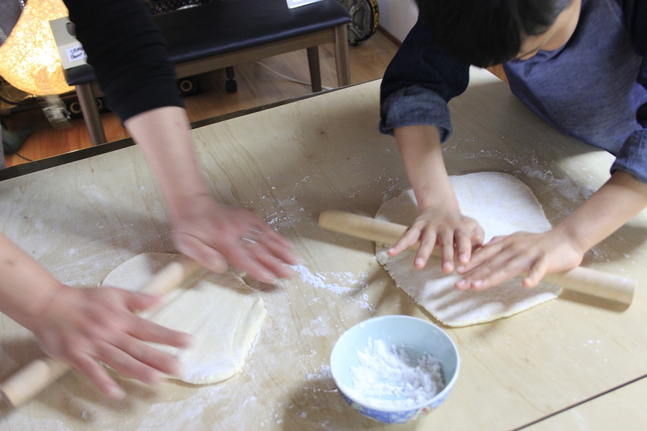 うどんの生地を延ばす